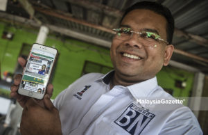 Turun kain rentang, Lokman kesal penafian SPR Calon Barisan Nasional untuk Pilihan Raya Kecil Sungai Kandis, Datuk Lokman Noor Adam menunjukkan poster kempen beliau yang diarahkan turun oleh pihak Suruhanjaya Pilihan Raya (SPR) pada Program Ziarah Kasih sempena kempen Pilihan Raya Kecil N. 49 Sungai Kandis di Lorong Abdullah, Batu 7, Jalan Kebun, Shah Alam, Selangor. foto AFFAN FAUZI, 30 JULAI 2018