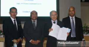 Ketua Penyiasat Pasukan Penyiasatan Keselamatan Lampiran 13 Pertubuhan Penerbangan Awam Antarabangsa (ICAO) Malaysia bagi MH370, Datuk Kok Soo Chon menunjukkan laporan siasatan keselamatan MH370 di Dewan Serbaguna Kementerian Pengangkutan Malaysia, Putrajaya. foto MIRZA HASIM, 30 JULAI 2018