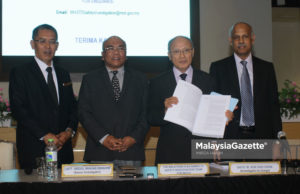 MH370: Mungkin ada campur tangan jahat Ketua Penyiasat Pasukan Penyiasatan Keselamatan Lampiran 13 Pertubuhan Penerbangan Awam Antarabangsa (ICAO) Malaysia bagi MH370, Datuk Kok Soo Chon menunjukkan laporan siasatan keselamatan MH370 di Dewan Serbaguna Kementerian Pengangkutan Malaysia, Putrajaya. foto MIRZA HASIM, 30 JULAI 2018