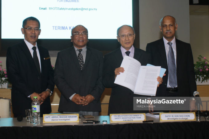 MGF30072018_SIASATAN KESELAMATAN MH37007 Ketua Penyiasat Pasukan Penyiasatan Keselamatan Lampiran 13 Pertubuhan Penerbangan Awam Antarabangsa (ICAO) Malaysia bagi MH370, Datuk Kok Soo Chon menunjukkan laporan siasatan keselamatan MH370 di Dewan Serbaguna Kementerian Pengangkutan Malaysia, Putrajaya. foto MIRZA HASIM, 30 JULAI 2018