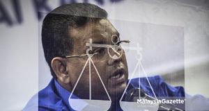 Calon Barisan Nasional (BN) N.49 Sungai Kandis, Datuk Lokman Noor Adam bercakap pada sidang media mengenai perkembangan terkini untuk menghadapi Pilihan Raya Kecil (PRK) N.49 Sungai Kandis di Pejabat UMNO Bahagian Kota Raja, Seksyen 31, Kota Kemuning, Shah Alam, Selangor. foto AFFAN FAUZI, 31 JULAI 2018