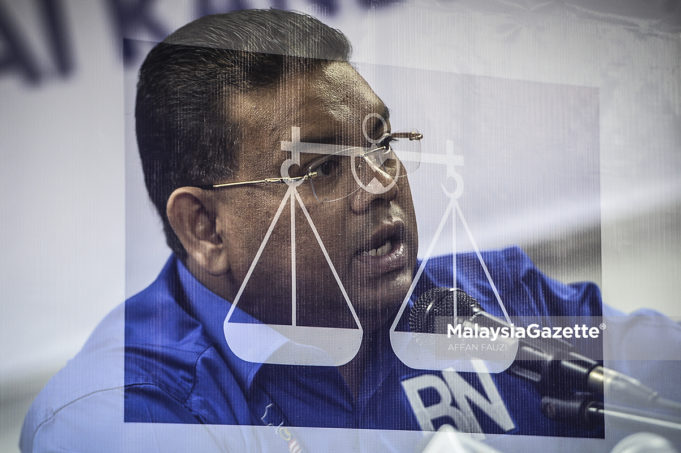 Calon Barisan Nasional (BN) N.49 Sungai Kandis, Datuk Lokman Noor Adam bercakap pada sidang media mengenai perkembangan terkini untuk menghadapi Pilihan Raya Kecil (PRK) N.49 Sungai Kandis di Pejabat UMNO Bahagian Kota Raja, Seksyen 31, Kota Kemuning, Shah Alam, Selangor. foto AFFAN FAUZI, 31 JULAI 2018