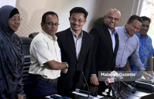 Ketua Pegawai Eksekutif Majlis Tindakan Ekonomi Melayu (MTEM), Ahmad Yazid Othman (tengah) bersalaman ketika hadir pada sidang media berhubung kegusaran terhadap langkah kerajaan mengenai agensi berkepentingan melayu seperti MARA dan TERAJU di Pejabat MTEM, Bukit Damansara, Kuala Lumpur. foto FAREEZ FADZIL, 31 JULAI 2018