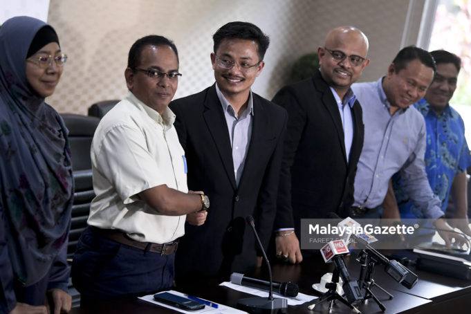 Ketua Pegawai Eksekutif Majlis Tindakan Ekonomi Melayu (MTEM), Ahmad Yazid Othman (tengah) bersalaman ketika hadir pada sidang media berhubung kegusaran terhadap langkah kerajaan mengenai agensi berkepentingan melayu seperti MARA dan TERAJU di Pejabat MTEM, Bukit Damansara, Kuala Lumpur. foto FAREEZ FADZIL, 31 JULAI 2018