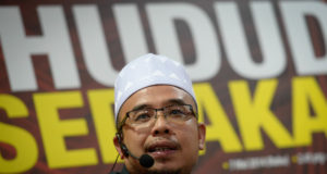 Mufti Perlis, Datuk Dr Mohd Asri Zainul Abidin mencadangkan satu debat bertajuk Who Is The Real Terrorist diadakan di antara Dr Zakir Naik dan Dr P. Ramasamy.