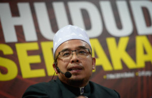 Mufti Perlis, Datuk Dr Mohd Asri Zainul Abidin mencadangkan satu debat bertajuk Who Is The Real Terrorist diadakan di antara Dr Zakir Naik dan Dr P. Ramasamy.