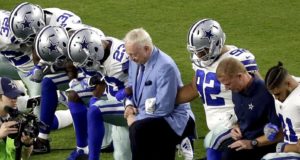 Pemain Dallas Cowbow berlutut ketika lagu kebangsaan Amerika Syarikat dimainkan.