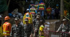 Seorang penyelam maut selepas menghantar bekalan oksigen kepada sekumpulan kanak-kanak dan jurulatih mereka yang terperangkap dalam gua Tham Luang, dekat Bangkok, Thailand.