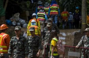 Seorang penyelam maut selepas menghantar bekalan oksigen kepada sekumpulan kanak-kanak dan jurulatih mereka yang terperangkap dalam gua Tham Luang, dekat Bangkok, Thailand.