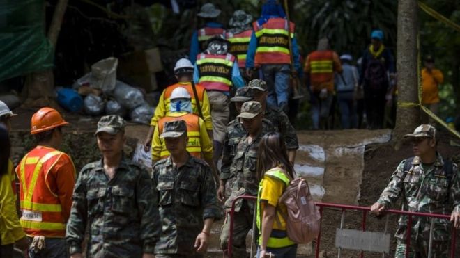 Seorang penyelam maut selepas menghantar bekalan oksigen kepada sekumpulan kanak-kanak dan jurulatih mereka yang terperangkap dalam gua Tham Luang, dekat Bangkok, Thailand.