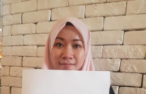 Ibuyati menunjukkan muka surat 58 bukunya, SRC tidak termasuk dalam 27 syarikat yang menerima wang 1MDB yang diselewengkan.