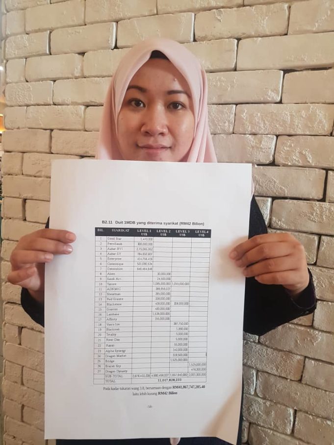 Ibuyati menunjukkan muka surat 58 bukunya, SRC tidak termasuk dalam 27 syarikat yang menerima wang 1MDB yang diselewengkan.