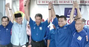 Timbalan Presiden UMNO, Datuk Seri Mohamad Hasan (tiga dari kiri) dan calon BN PRK Sungai Kandis, Datuk Lokman Noor Adam (dua dari kananI semasa sidang media di Shah Alam hari ini.
