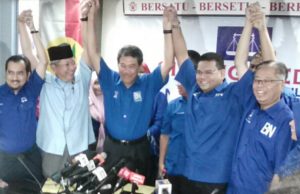 BN pilih Lokman calon PRK Sungai Kandis Timbalan Presiden UMNO, Datuk Seri Mohamad Hasan (tiga dari kiri) dan calon BN PRK Sungai Kandis, Datuk Lokman Noor Adam (dua dari kananI semasa sidang media di Shah Alam hari ini.