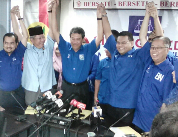 Timbalan Presiden UMNO, Datuk Seri Mohamad Hasan (tiga dari kiri) dan calon BN PRK Sungai Kandis, Datuk Lokman Noor Adam (dua dari kananI semasa sidang media di Shah Alam hari ini.