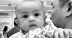 Hasil bedah siasat pakar forensik Hospital Kuala Lumpur mendapati punca kematian bayi Adam Rayqal Mohd Sufi akibat pendarahan dalaman di bahagian otak dan kesan retak di bahagian tempurung kepala.