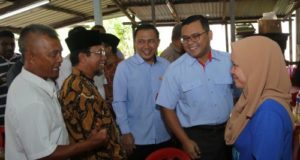 Amirudin (dua dari kanan) beramah mesra dengan penduduk Kampung Teluk Menegon, dekat Klang, dalam usaha awalnya berkempen bagi PRK DUN Sungai Kandis. Gambar ihsan Selangorkini