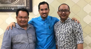 Dr Asraf Wajdi bersama Busiau Ampirak (kanan) dan Bobby Balang (kiri) dalam lawatannya berjumpa barisan kepimpinan Pemuda UMNO Sabah.
