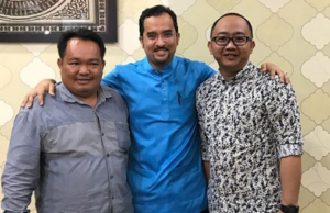 Dr Asraf Wajdi bersama Busiau Ampirak (kanan) dan Bobby Balang (kiri) dalam lawatannya berjumpa barisan kepimpinan Pemuda UMNO Sabah.