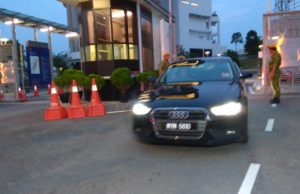 Riza enggan ‘layan’ media selepas 9 jam disoal siasat Kereta Audi yang membawa Riza Aziz meninggalkan ibu pejabat Suruhanjaya Pencegahan Rasuah Malaysia di Putrajaya.