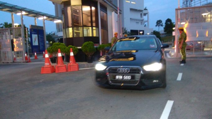 Kereta Audi yang membawa Riza Aziz meninggalkan ibu pejabat Suruhanjaya Pencegahan Rasuah Malaysia di Putrajaya.