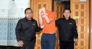 Bekas pegawai khas kepada bekas Perdana Menteri Datuk Seri Najib Tun Razak dibawa ke Mahkamah Majistret Putrajaya untuk mendapatkan perintah reman bagi membantu siasatan kes berkaitan 1Malaysia Development Bhd (1MDB), hari ini. Majistret Shah Wira Abdul Halim membenarkan suspek yang bergelar Datuk itu direman tujuh hari sehingga Ahad ini. --fotoBERNAMA (2018)