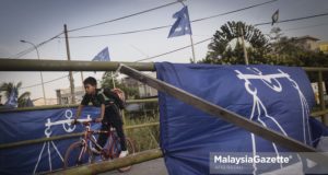 Pemasangan bendera yang terhad sudah memadai dalam keadaan BN kekurangan sumber kewangan selepas akaun parti dibeku. foto AFIQ RAZALI.