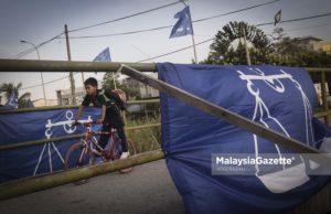 Pemasangan bendera yang terhad sudah memadai dalam keadaan BN kekurangan sumber kewangan selepas akaun parti dibeku. foto AFIQ RAZALI.