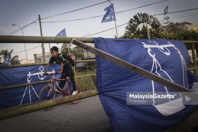 Pemasangan bendera yang terhad sudah memadai dalam keadaan BN kekurangan sumber kewangan selepas akaun parti dibeku. foto AFIQ RAZALI.