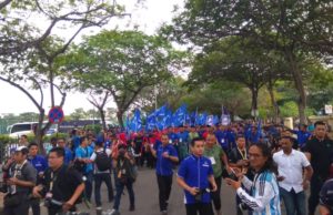 Penyokong Barisan Nasional mula berarak ke Pusat Penamaan Calon di Dewan Bunga Tanjung Seksyen 19 Shah Alam kira-kira jam 8.55 pagi tadi.