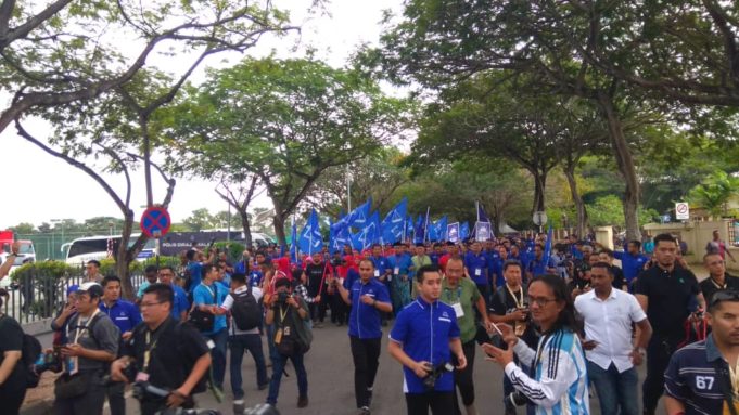 bn Penyokong Barisan Nasional mula berarak ke Pusat Penamaan Calon di Dewan Bunga Tanjung Seksyen 19 Shah Alam kira-kira jam 8.55 pagi tadi.