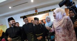 ALOR SETAR, 4 Julai -- Menteri Besar Kedah Datuk Seri Mukhriz Tun Dr Mahathir beramah mesra dengan tiga Anggota Dewan Undangan Negeri (ADUN) Barisan Nasional (dari kanan) Datuk Suraya Yaacob (Sungai Tiang), Datuk Nor Sabrina Mohd Noor (Bandar Baharu) dan Datuk Dr Ku Abd Rahman Ku Ismail (Guar Chempedak) selepas Majlis Pelantikan Speaker DUN Kedah dan Majlis Angkat Sumpah ADUN di Wisma Darul Aman hari ini. --fotoBERNAMA (2018) HAK CIPTA TERPELIHARA