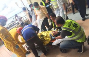 Salah seorang mangsa bot pancung karam yang berjaya diselamatkan diberikan bantuan perubatan di Jeti Marina Pengerang, Johor.