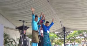 Dari kiri: Mohd Zawawi Ahmad Mughni, Datuk Lokman Noor Adam dan K. Murthy bergambar selepas pengmuman calon Pilihan Raya Kecil Dewan Undangan Negeri Sungai Kandis di Shah Alam.