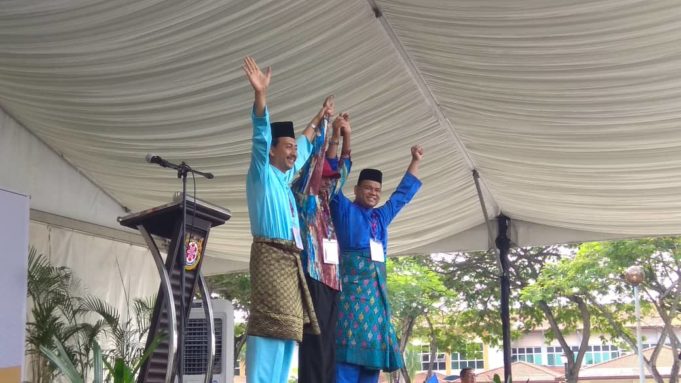 Dari kiri: Mohd Zawawi Ahmad Mughni, Datuk Lokman Noor Adam dan K. Murthy bergambar selepas pengmuman calon Pilihan Raya Kecil Dewan Undangan Negeri Sungai Kandis di Shah Alam.