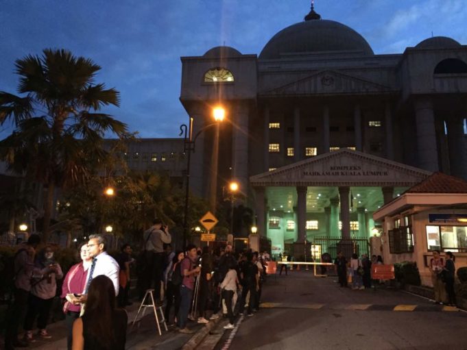 Puluhan pengamal media berada di perkarangan Kompleks Mahkamah Kuala Lumpur bagi membuat liputan pertuduhan ke atas bekas perdana menteri, Datuk Seri Najib Tun Razak. - foto NOOR ASREKUZAIREY SALIM