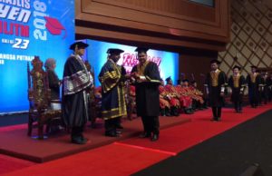 M. Kulasegaran menyampaikan ijazah kepada salah seorang graduan Institusi Latihan Jabatan Tenaga Manusia (ILJTM) pada Konvokesyen ILJTM Kementerian Sumber Manusia Ke-23 di Putrajaya.