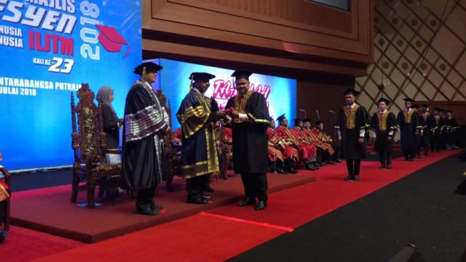 graduan M. Kulasegaran menyampaikan ijazah kepada salah seorang graduan Institusi Latihan Jabatan Tenaga Manusia (ILJTM) pada Konvokesyen ILJTM Kementerian Sumber Manusia Ke-23 di Putrajaya.