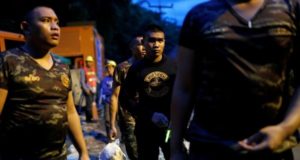 Suasana di luar Gua Tham Luang, dekat Chiang Rai di mana operasi menyelamat yang terperangkap di situ dijangka disambung semula hari ini.