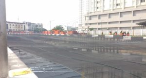 Para pekerja di Jakarta memasang jaring sepanjang Sungai Sentiong.