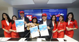 Dari kiri: Ketua Pegawai Komesial Airbus, Eric Schulz; Pengerusi AirAsia X, Tan Sri Rafidah; Ketua Pegawai Eksekutif Kumpulan AirAsia X, Datuk Kamarudin Meranun pada majlis pengumuman tempahan pesawat A330-900 neo pada Pertunjukan Udara Farnborough, United Kingdom.
