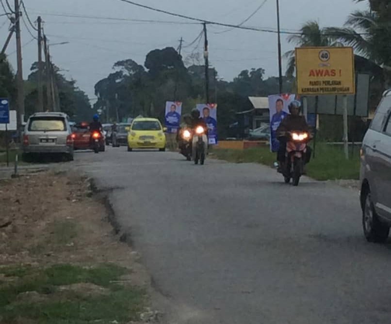 Hanya di Pusat Kawalan BN di PDM Sungai Kandis kelihatan beberapa poster calon dipacak di tepi jalan.