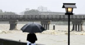 Paras air Sungai Katsura di Kyoto, Jepun meningkat berikutan hujan lebat.