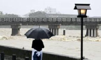 Paras air Sungai Katsura di Kyoto, Jepun meningkat berikutan hujan lebat.