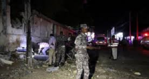 Seorang anggota polis Somalia berkawal di lokasi kejadian letupan bom di Mogadishu.