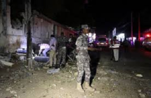 Seorang anggota polis Somalia berkawal di lokasi kejadian letupan bom di Mogadishu.