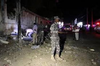 Seorang anggota polis Somalia berkawal di lokasi kejadian letupan bom di Mogadishu.