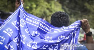 Penyokong BN membawa bendera lambang dacing pada program kempen di DUN Sungai Kandis, semalam.