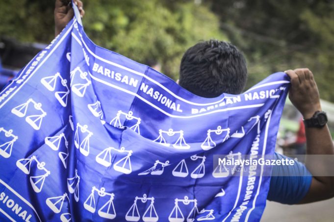 Penyokong BN membawa bendera lambang dacing pada program kempen di DUN Sungai Kandis, semalam.