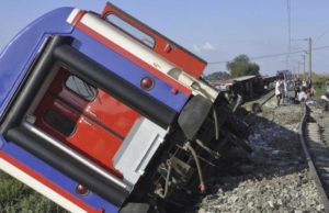 Keretapi tergelincir, 10 maut